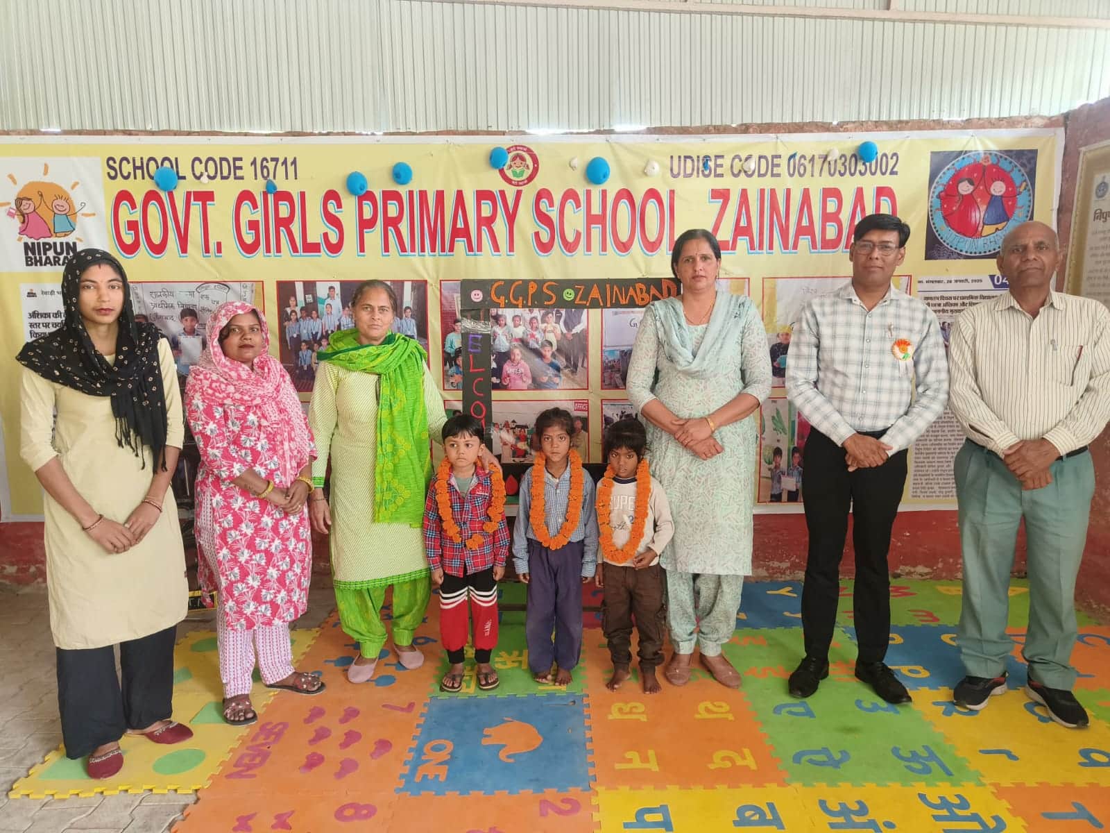 नामांकन अभियान के तहत बच्चों का स्वागत करते शिक्षक। स्रोत: स्कूल