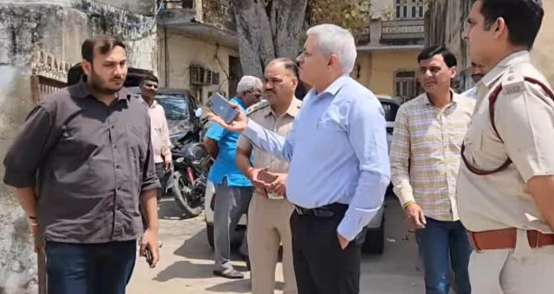 निरीक्षण के दौरान बातचीत करते डीएमसी ब्रह्म प्रकाश। संवाद