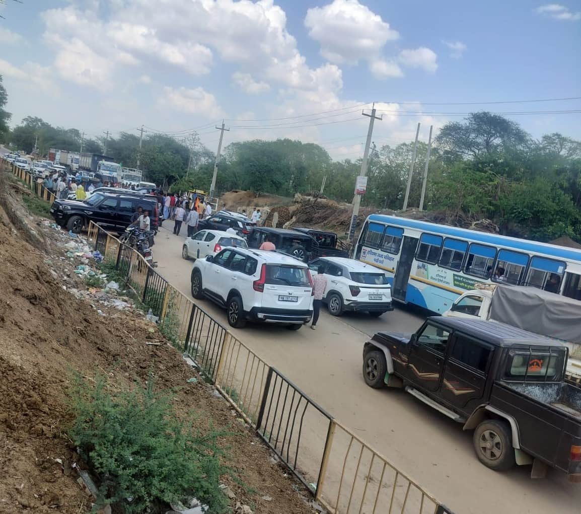 नेशनल हाईवे 334बी पर गांव बिलावल बस अड्डे पर जाम में फंसे वाहन। 