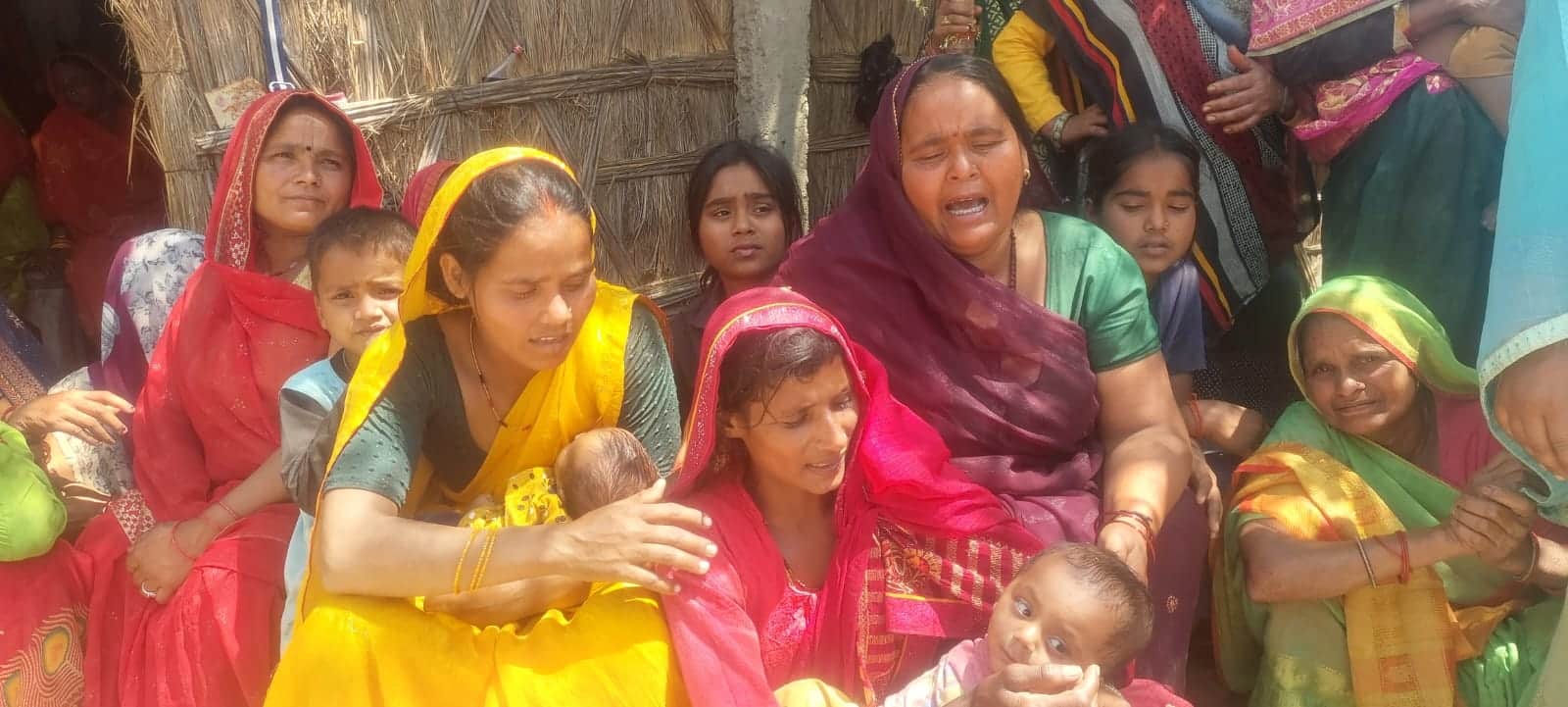 नवाबगंज के तुलसीपुर माझा गांव में रोते-बिलखते परिजन। - संवाद