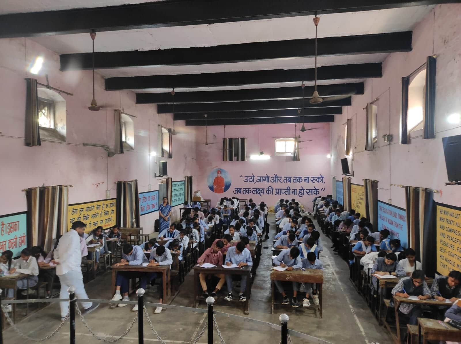 पीएमश्री कन्या विद्यालय में मिशन बुनियाद लेवल-3 की  परीक्षा   देते परीक्षार्थी। संवाद 