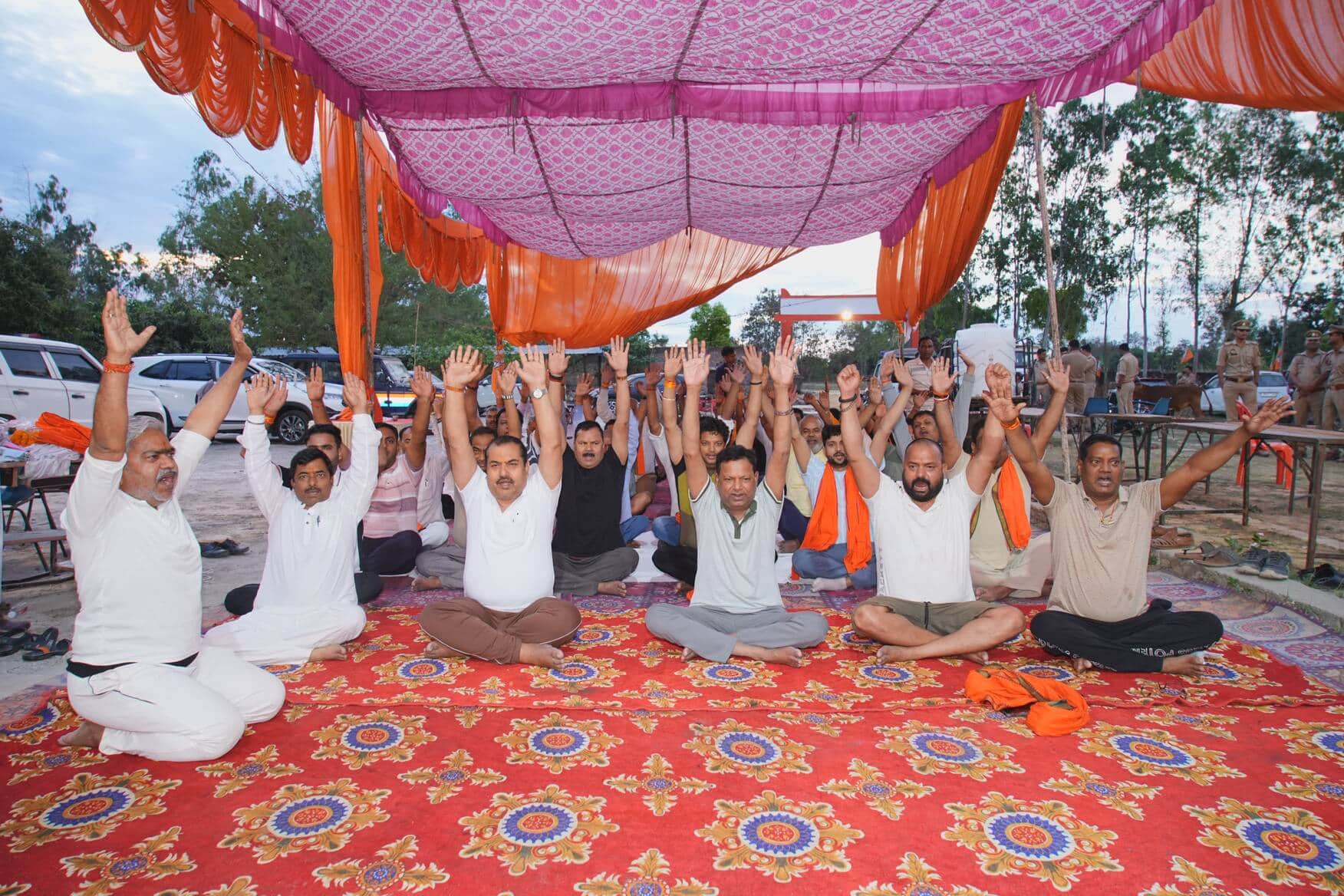 पकड़ी में योग करते भाजपा प्रदेश अध्यक्ष पंकज चौधरी। 