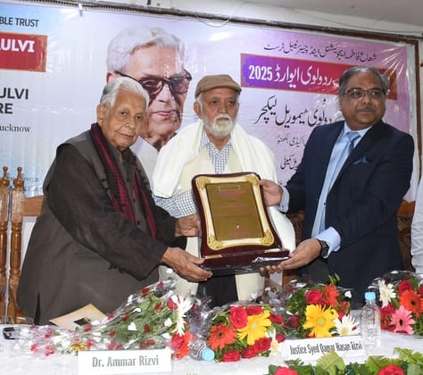 Prof. Fatmi Receives Professor Sharib Rudaulvi Award