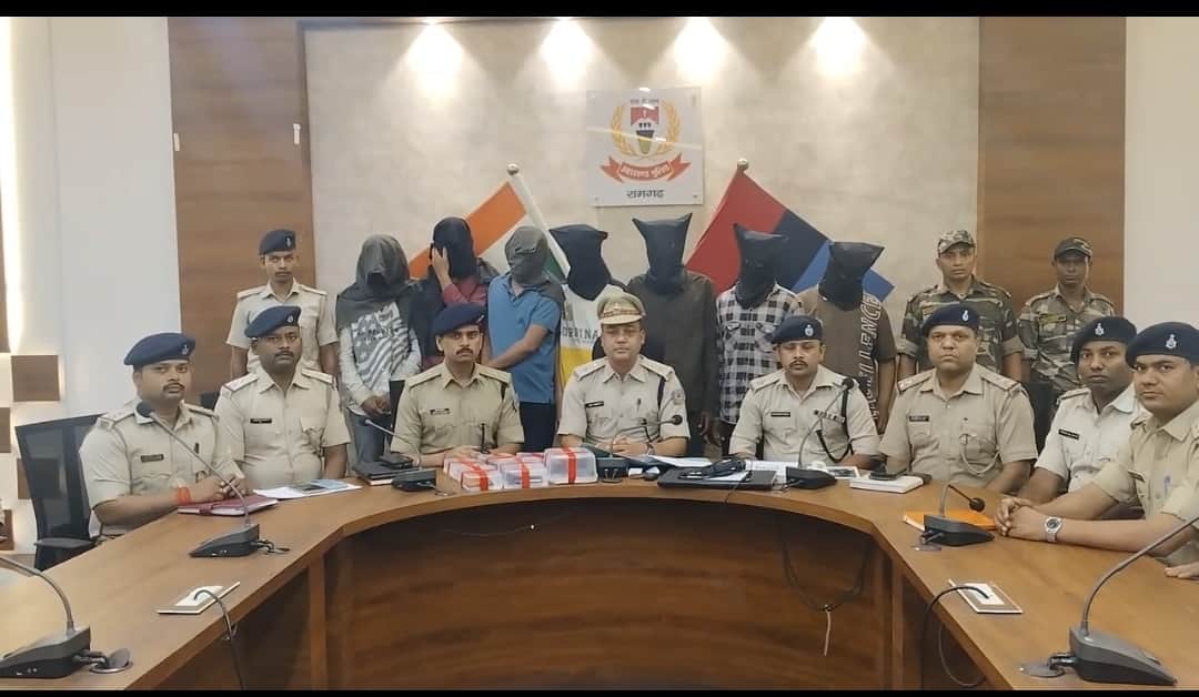 प्रेस कॉन्फ्रेंस करते एसपी