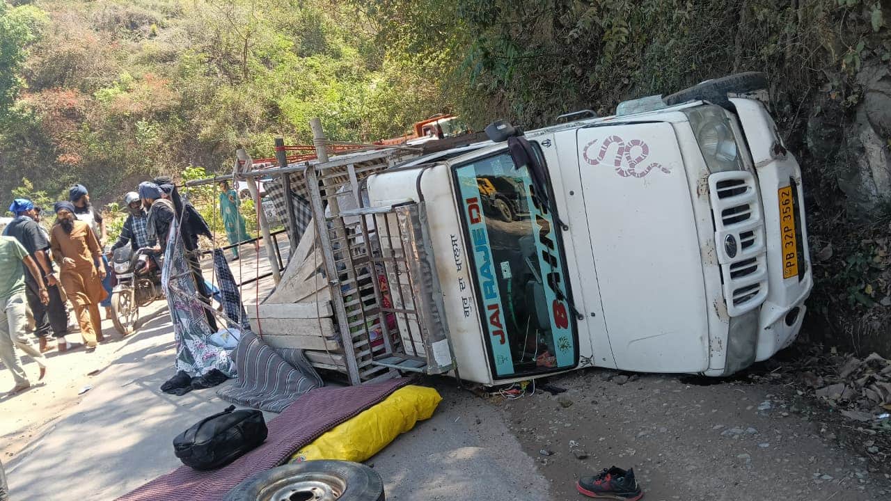 पट्टा - जोहड़ जी मार्ग पर कैंची मोड के समीप पलटी पिकअप-स्रोत- ग्रामीण।