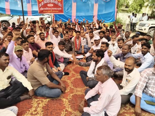 रॉबर्ट्सगंज बिजली निगम के एक्सईएन कार्यालय के सामने धरने पर बैठे बिजली संविदा कर्मचारी संघ के प