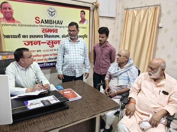 रॉबर्ट्सगंज नगर पालिका परिषद कार्यालय में संभव दिवस पर जन सुनवाई करते ईओ मुकेश कुमार। संवाद