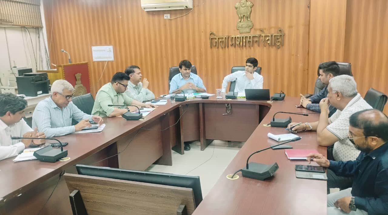 राजस्व विभाग के कार्यो की समीक्षा करते हुए डीसी अभिषेक मीणा। स्रोत: प्रशासन