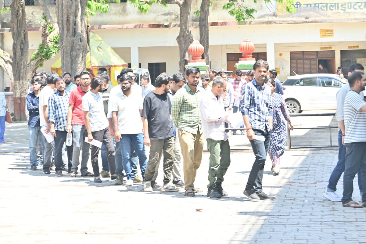 Kanpur News: सहायक अध्यापक... टेक्निकल सवालों ने ली परीक्षार्थियों की परीक्षा