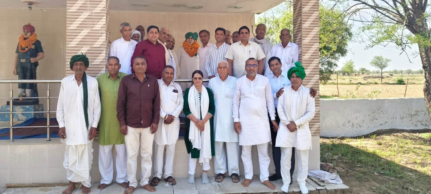 रेवाड़ी। गांव बालावास जाट में पूर्व उप प्रधानमंत्री चौ. देवी लाल की प्रतिमा पर माल्यार्पण कर श्