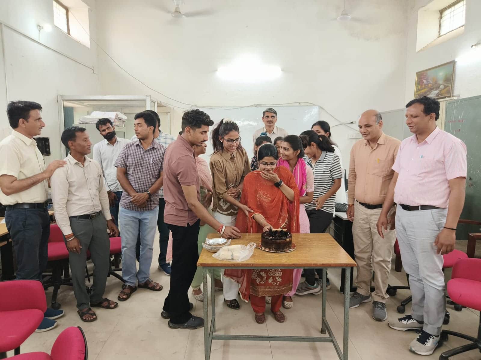 रेवाड़ी। पीजीडीसीए प्रथम सेमेस्टर के परिणाम में शानदार प्रदर्शन करने पर केक काटकर खुशी मनाते वि