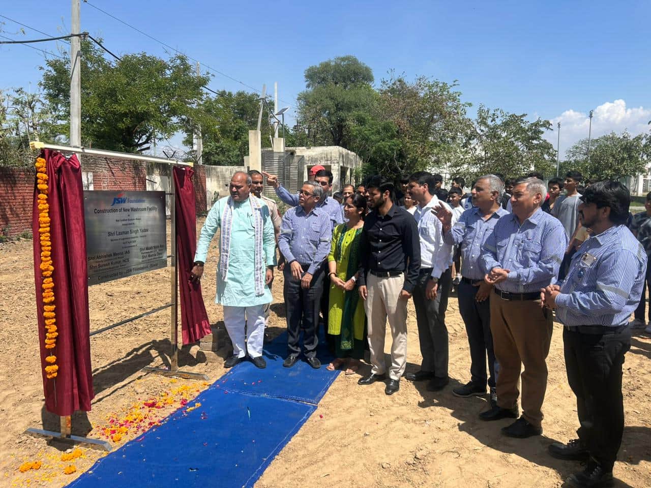 रेवाड़ी। राव तुलाराम स्टेडियम में अत्याधुनिक शौचालय का शुभारंभ करते रेवाड़ी विधायक लक्ष्मण सिंह