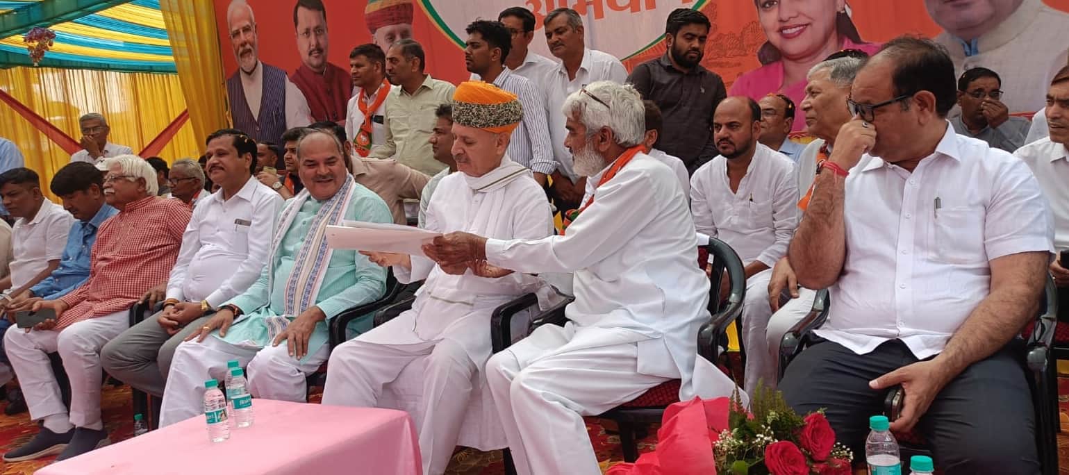 रेवाड़ी। रेवाड़ी में एक कार्यक्रम के दौरान केंद्रीय मंत्री राव इंद्रजीत सिंह को ज्ञापन सौंंपते 