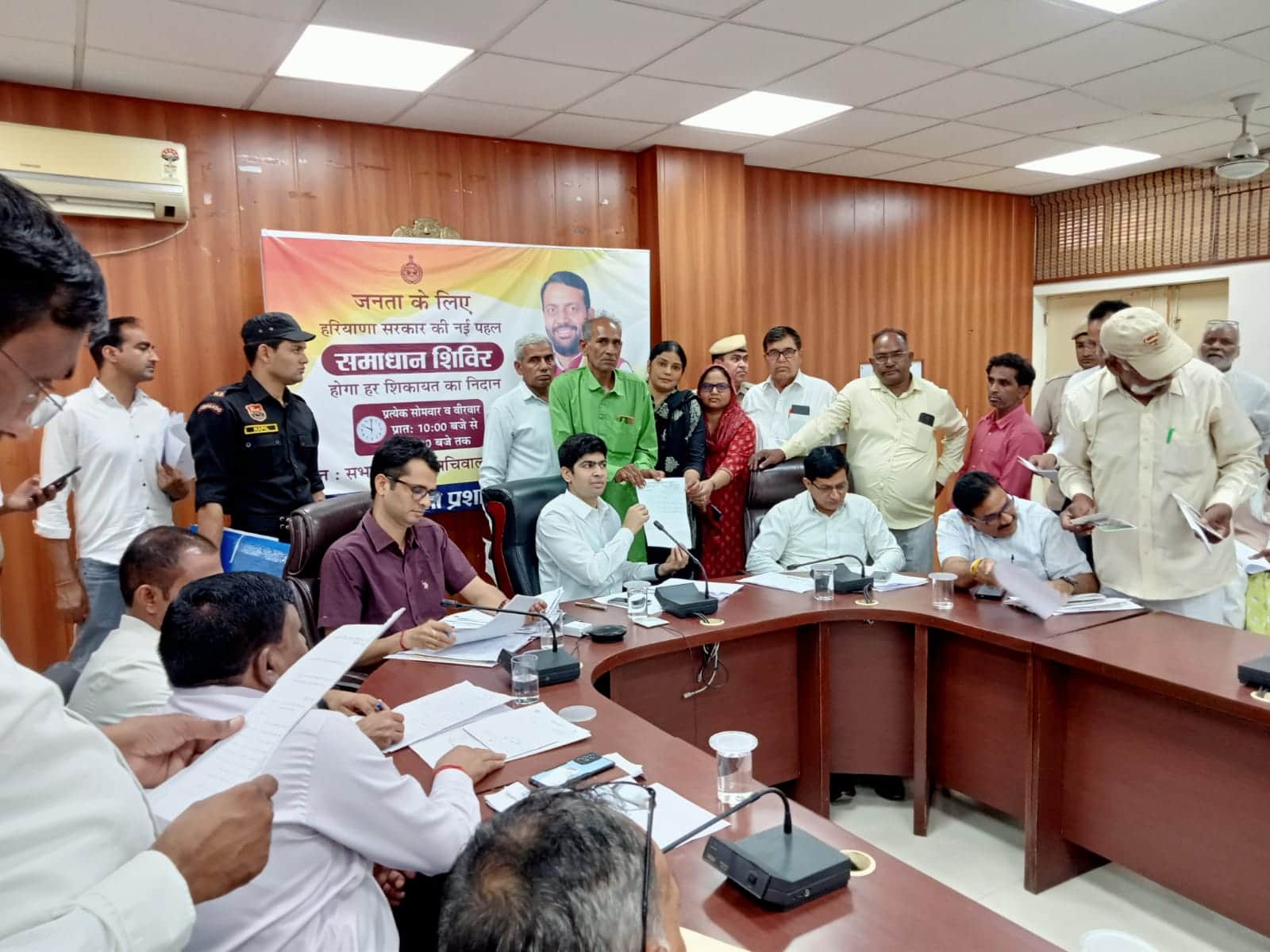 रेवाड़ी। उपायुक्त को ज्ञापन सौंपते किसान नेता। स्रोत: यूनियन प्रवक्ता