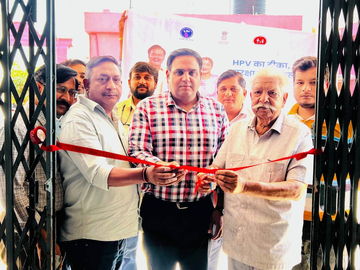 सीएचसी में मॉडल टीकाकरण केंद्र का फीता काटकर उद्घाटन करते पालिका चेयरमैन। (मवाना)