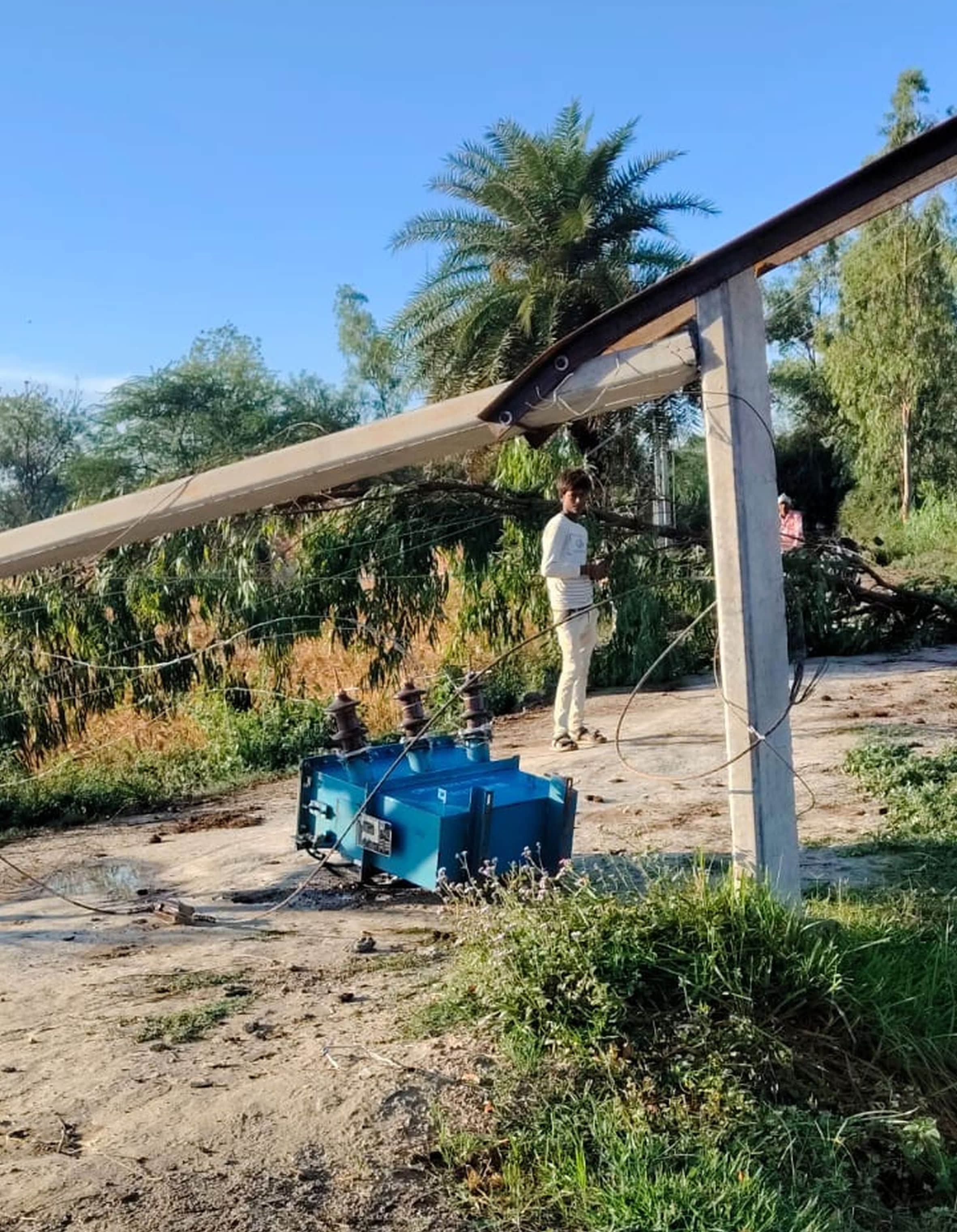 सिंहपुर के खेखरुआ गांव में खंभा टूटने से गिरा ट्रांसफार्मर। -संवाद