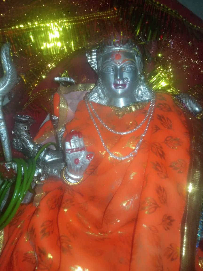 सकरौली के गांव नगला झडू बलिदादपुर के मंदिर में रखी दुर्गे मां की अष्टधातु की मूर्ति जो चोरी हो 