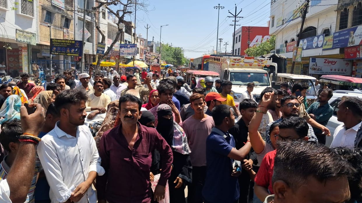 Road jammed due to non-availability of cylinder