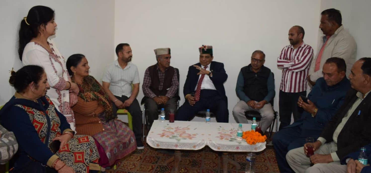 सोलन विधानसभा क्षेत्र के दौरे के दौरान सोमवार को जन समस्याएं सुनते स्वास्थ्य मंत्री डॉ. कर्नल ध