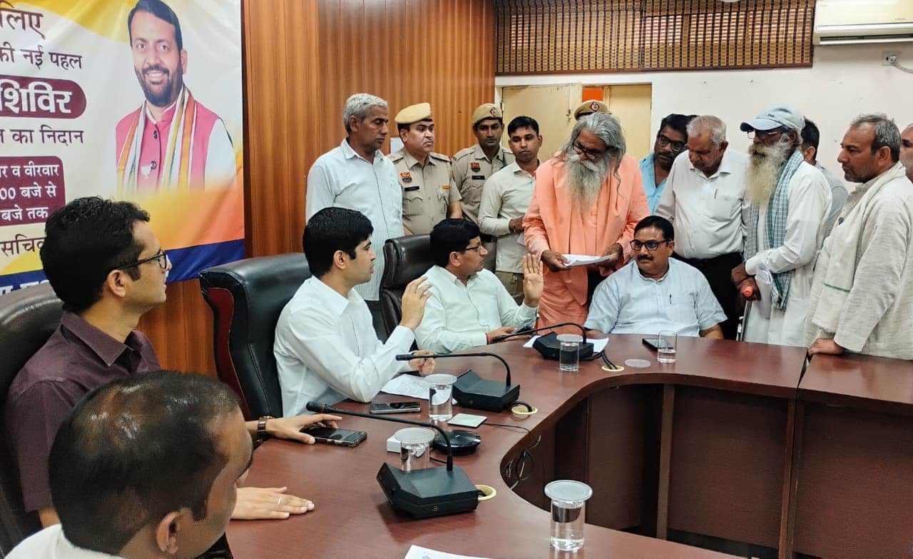 समाधान शिविर में जन शिकायतों की सुनवाई करते डीसी अभिषेक मीणा। स्रोत: प्रशासन