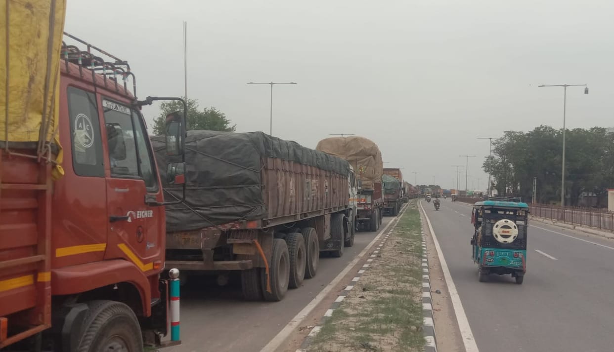 The jam has reduced...still 1700 cargo vehicles are in the queue