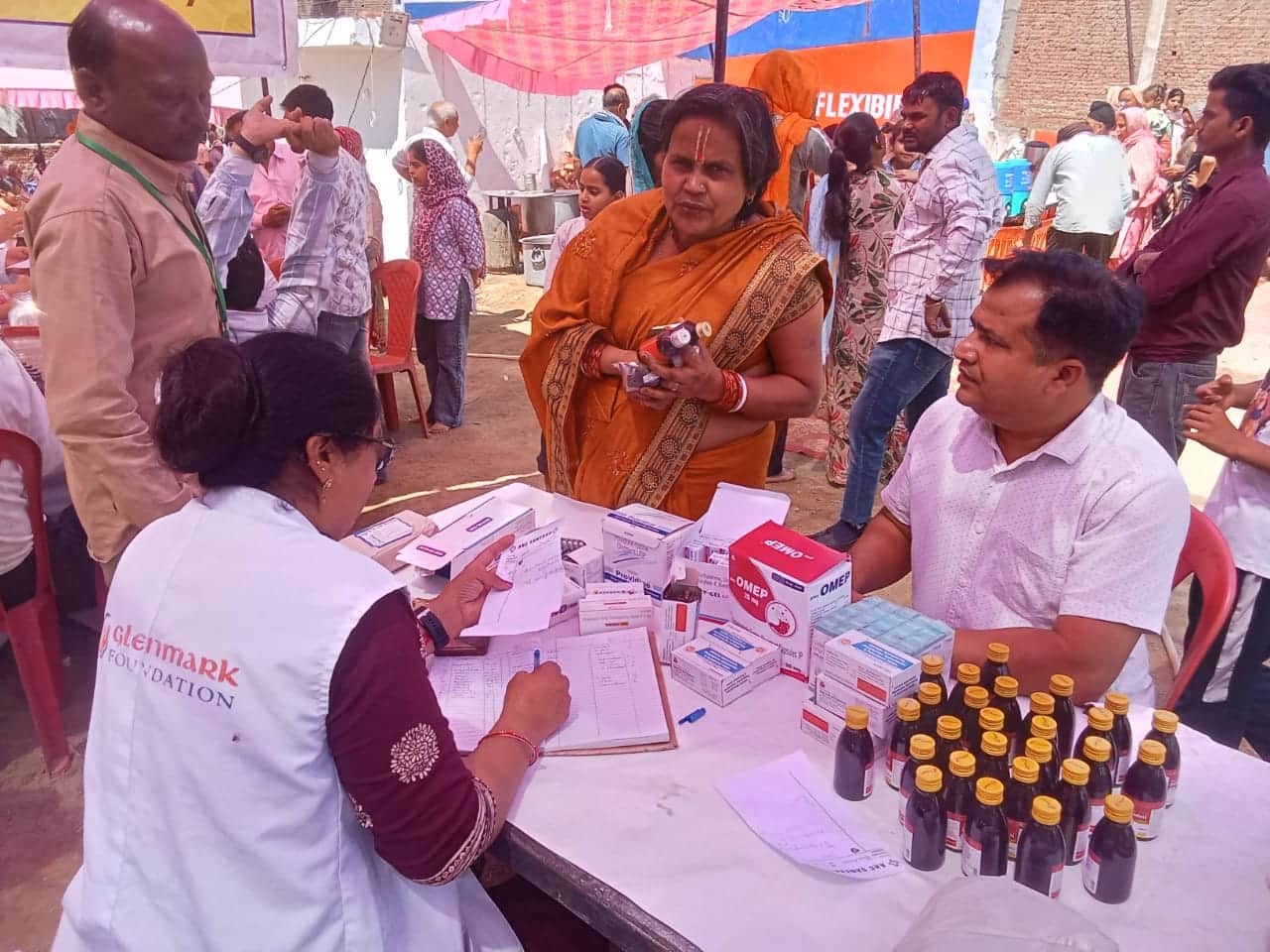 सनेड़ में आयुष विभाग की ओर से लगाए गए शिविर में रोगियों की जांच करते हुए चिकित्सक- स्रोत- संस्थ