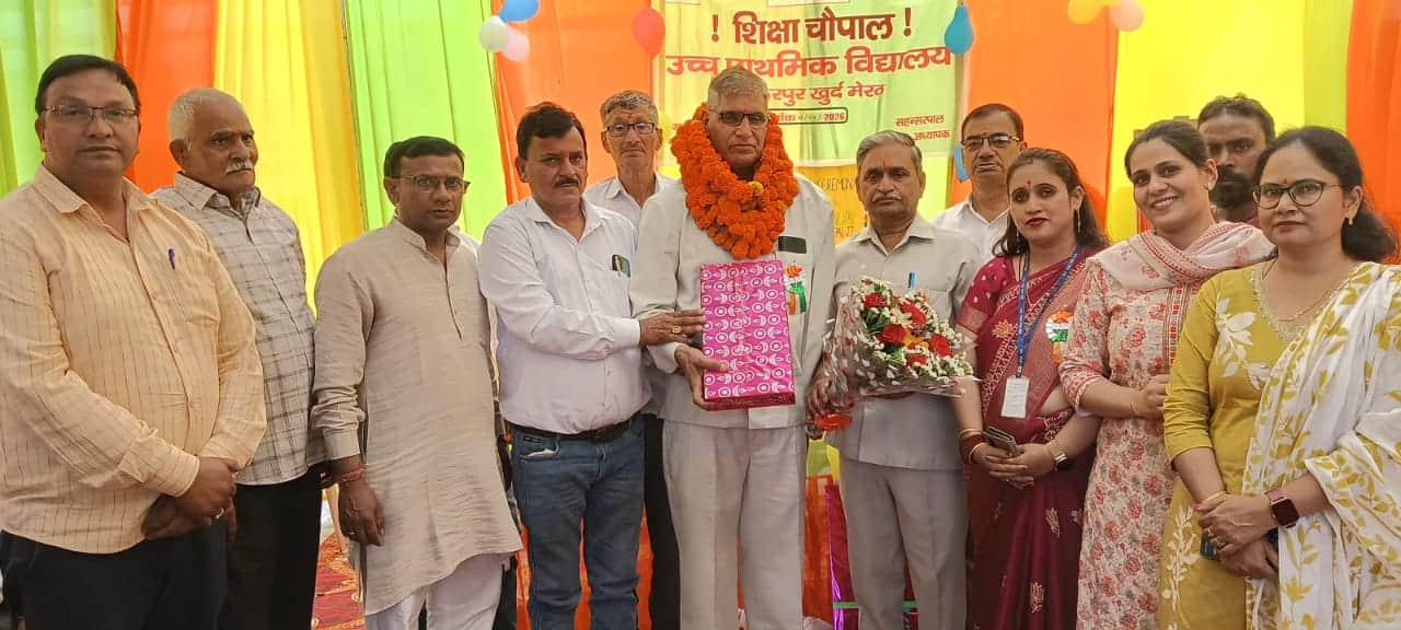 सरूरपुर। सरूरपुर विद्यालय में सहनसरपाल जांगिड प्रतीक चिन्ह देते। स्वयं