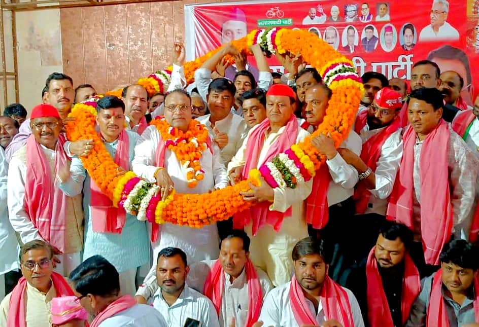 सपा की बैठक में शामिल कार्यकर्ता और पदाधिकारी। संवाद