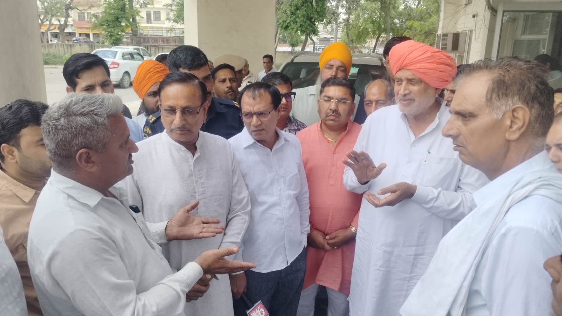 सरकारी खरीद एजेंसियों के सदस्यों से बात करते कृषि मंत्री श्याम सिंह राणा। संगठन