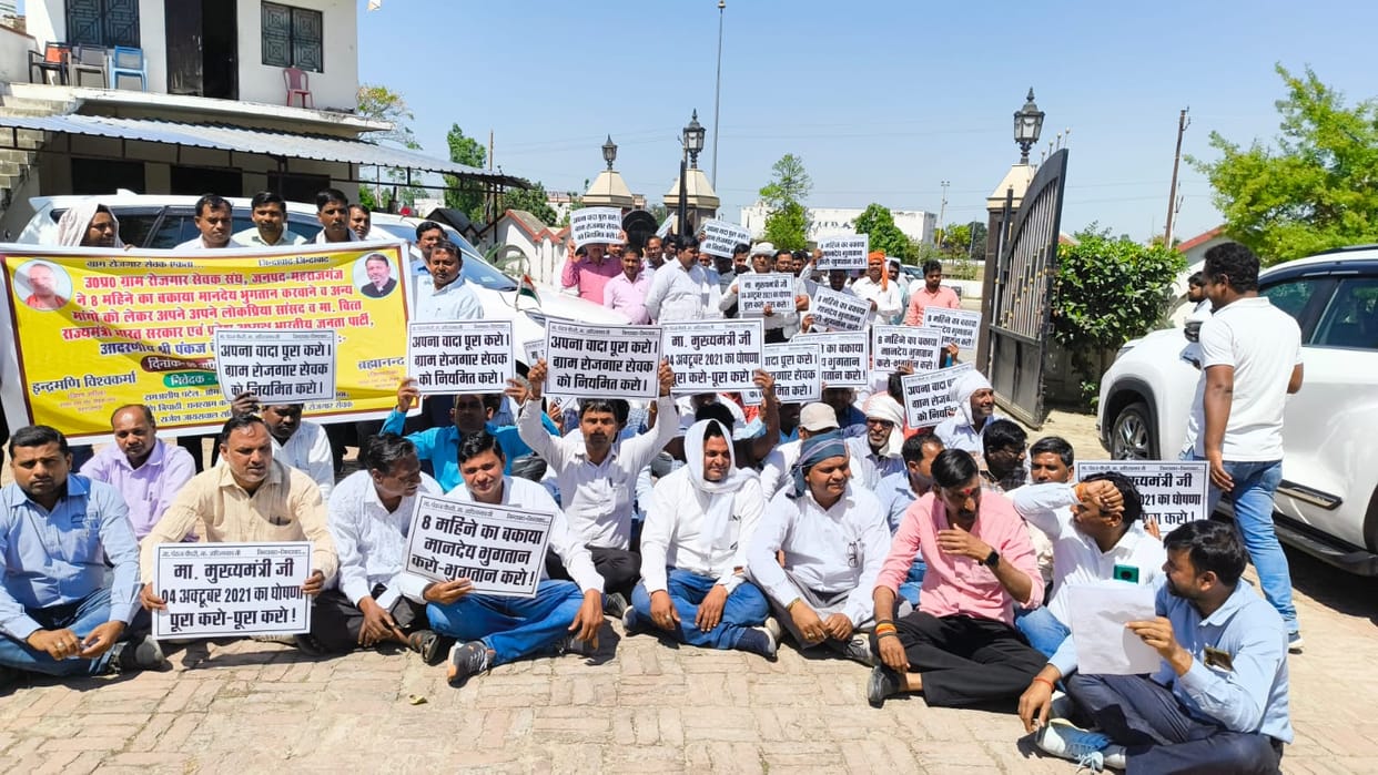 Employment servants protested at the residence of the Union Minister of State for Finance for their honorarium.