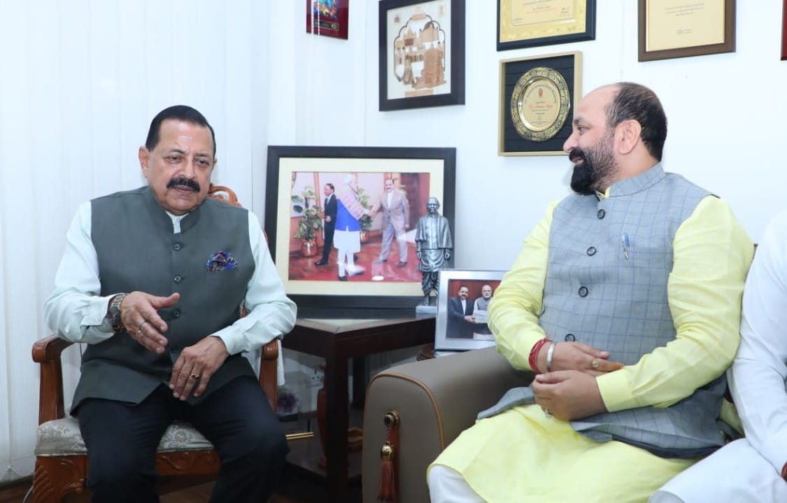सांसद व केंद्रीय मंत्री से नई दिल्ली में हुई मुलाकात के दौरान बसोहली विधानसभा क्षेत्र की समस्या