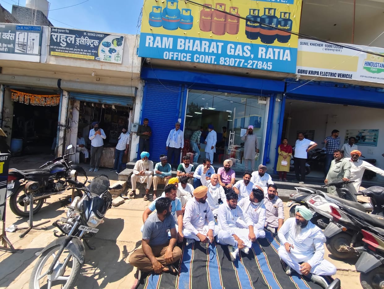 Farmers surrounded the agency against gas shortage and fraud