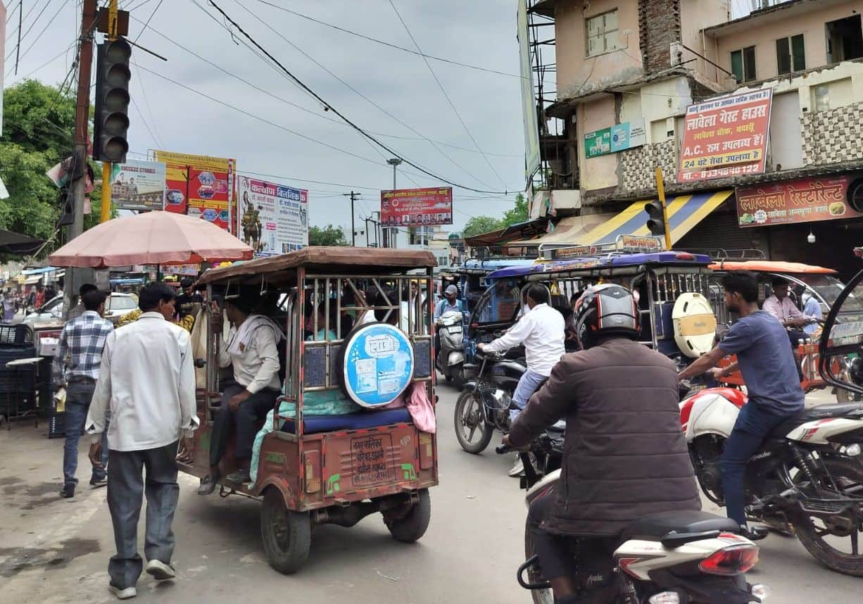 शहर के लावेला चौक पर लगा जाम। संवाद