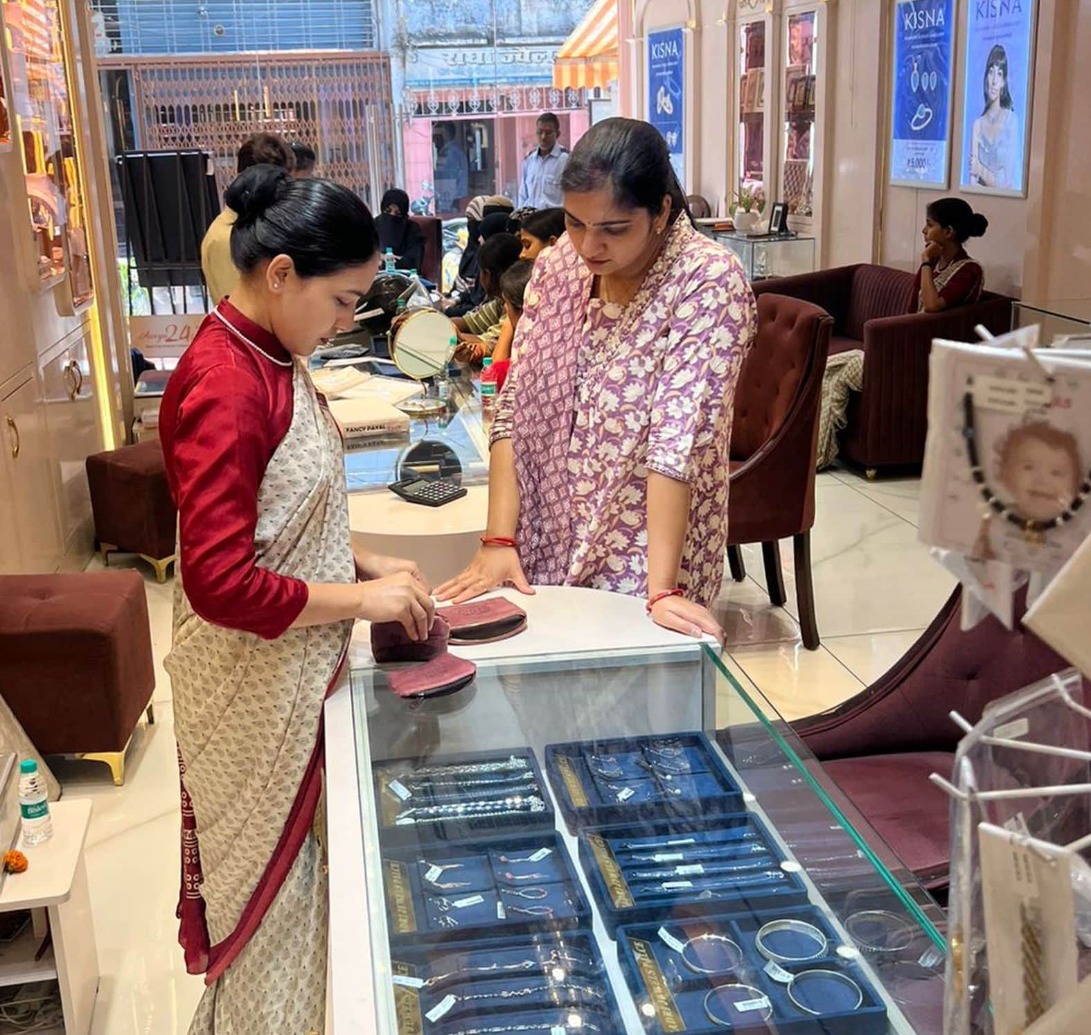 शहर के रामलीला मैदान स्थित सराफा शोरूम में ग्राहकों की लगी भीड़। 