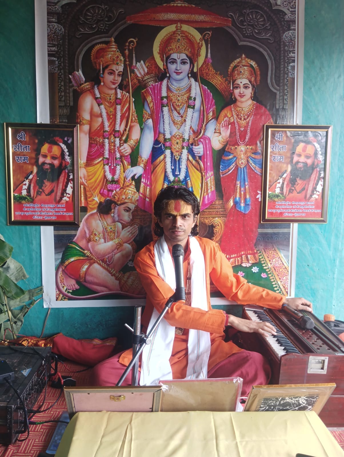 श्रीमद् भगवत कथा सुनाते कथावाचक रामदास अनुरागी। विज्ञप्ति