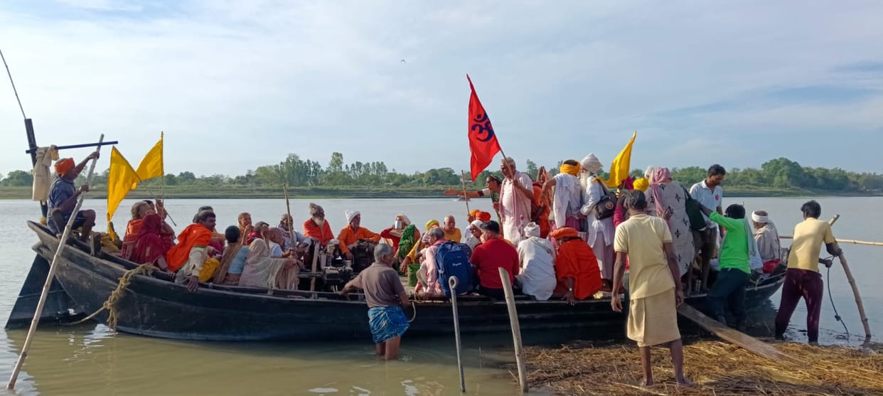 84 Kosi Parikrama: Sadhus and saints crossed the Saryu by boat and reached the Shringi Rishi Ashram.