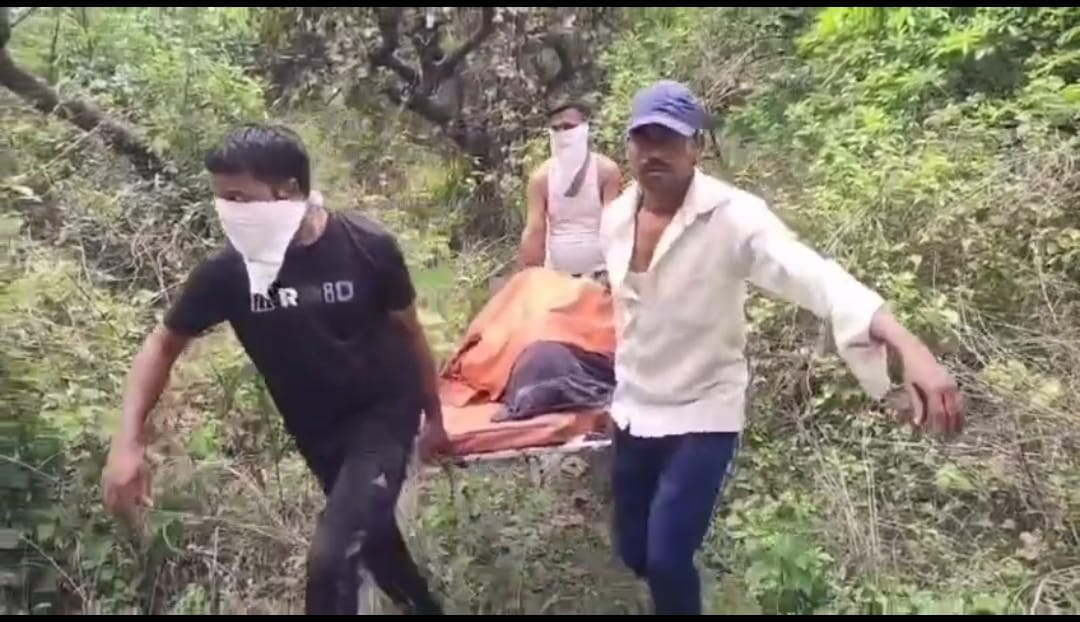 शव ले जाते परिजन