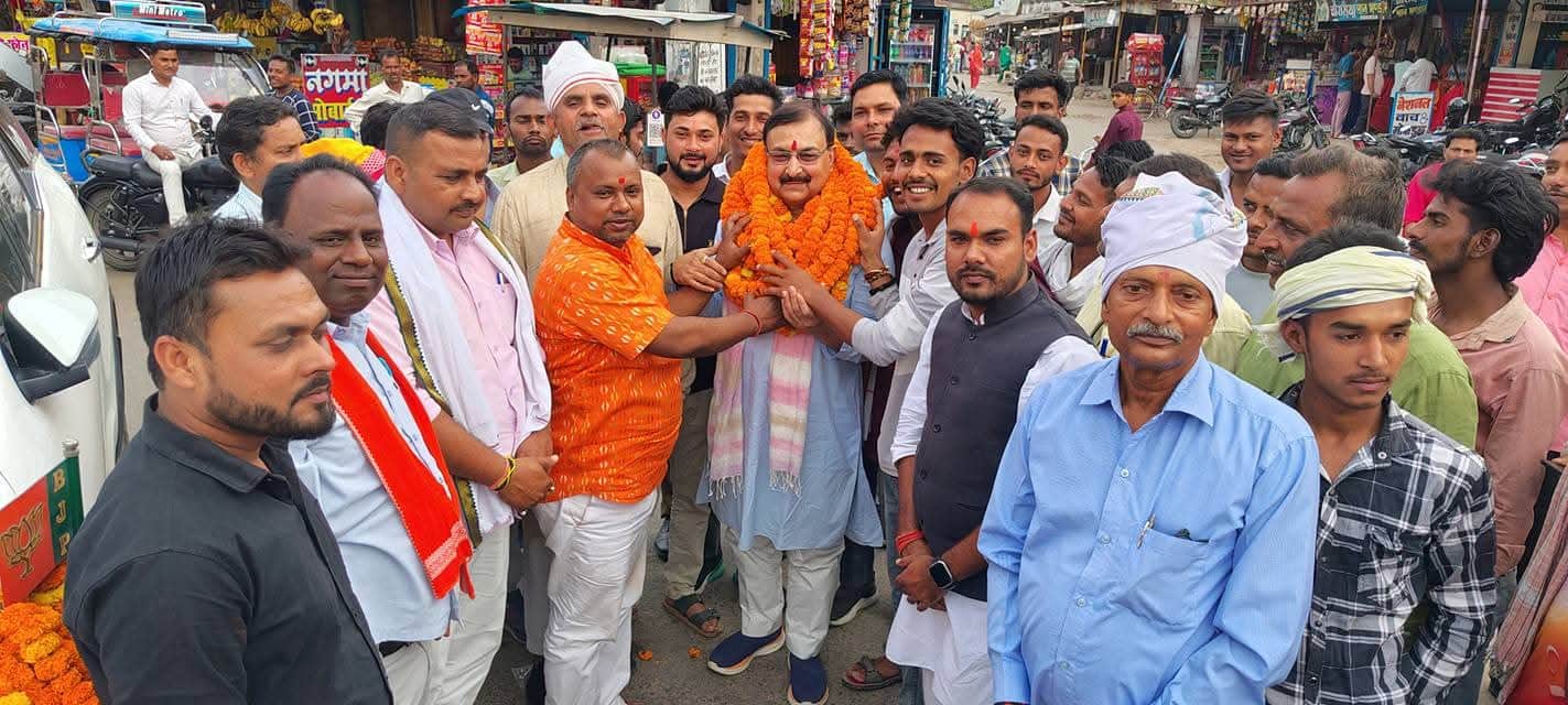 तमकुहीराज में विधायक डाॅ.असीम  कुमार को स्वागत करते कार्यकर्ता व अन्य।स्रोत-सोशल मीडिया