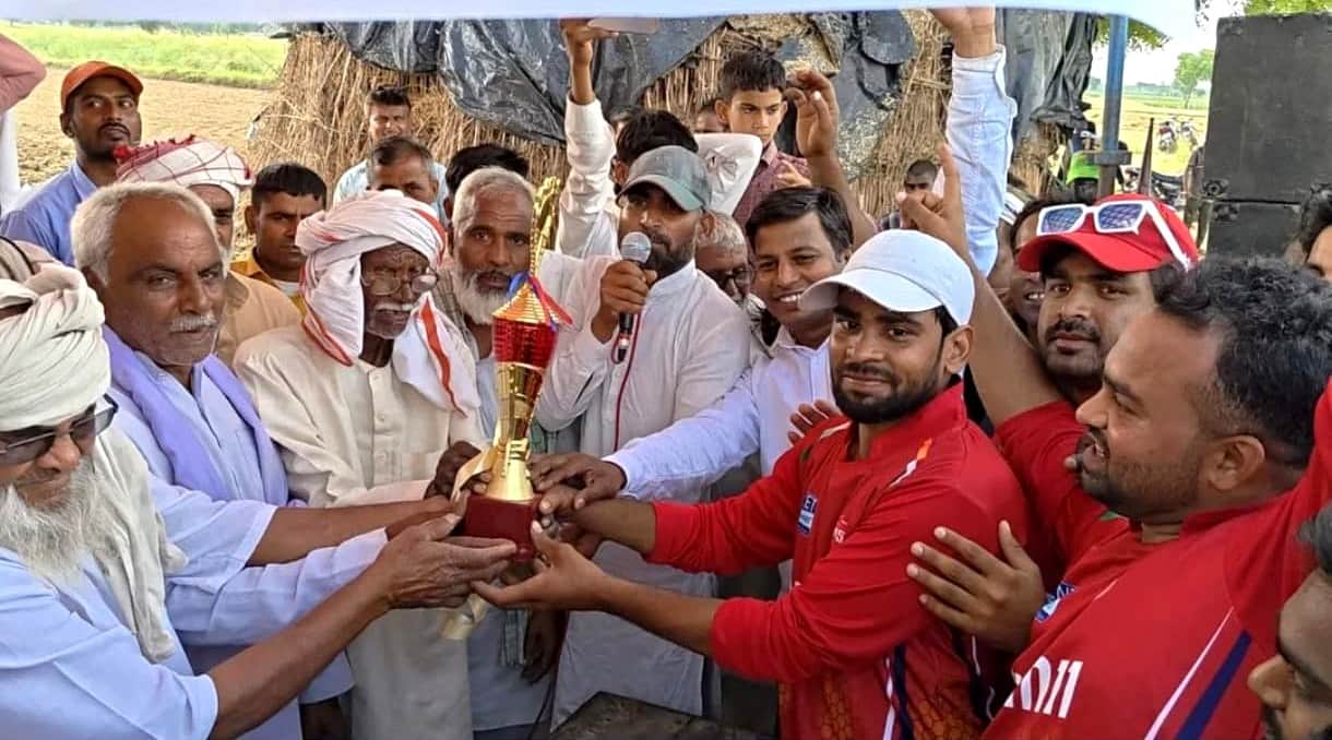 ट्रॉफी के साथ विजेता टीम के खिलाड़ी।  संवाद