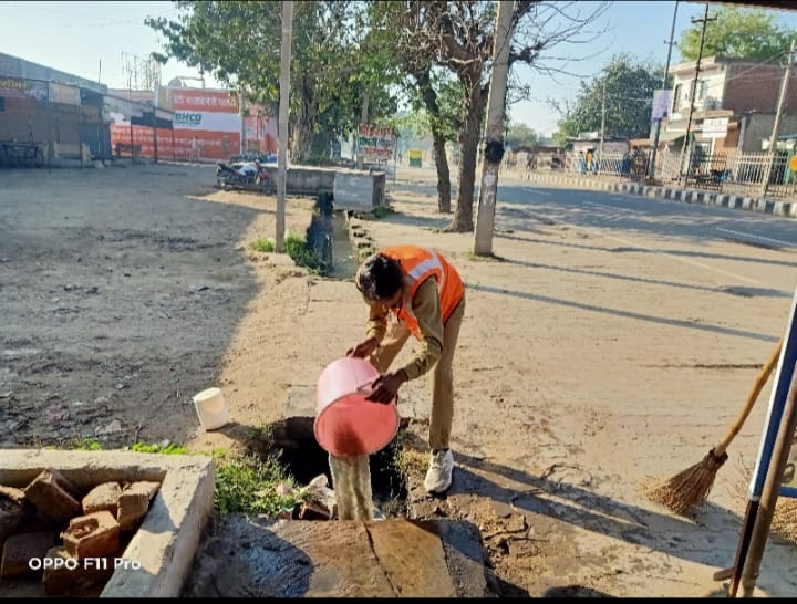Drains blocked in Bawanikheda, contaminated water spread on the roads