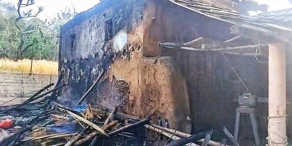 देहरा के बढ़ल ठोर में आगजनी के बाद जली हुई पशुशाला ।स्रोत : जागरूक पाठक