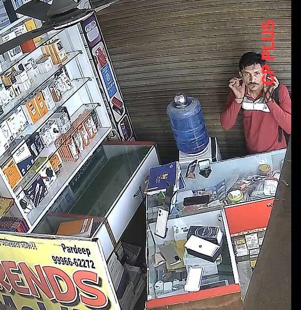 The youth who stole cash and a mobile apologized by holding his ears and folding his hands, CCTV footage goes viral