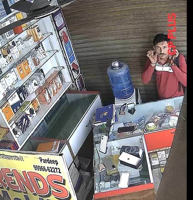दुकान के सीसीटीवी में कैद आरोपी। 