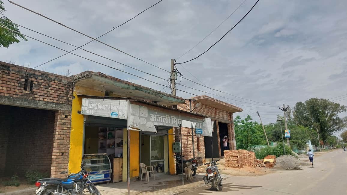 दुकानके ऊपर से होकर गुजर रही 11 हजार बिजली के हाईटेंशन तारे। संवाद