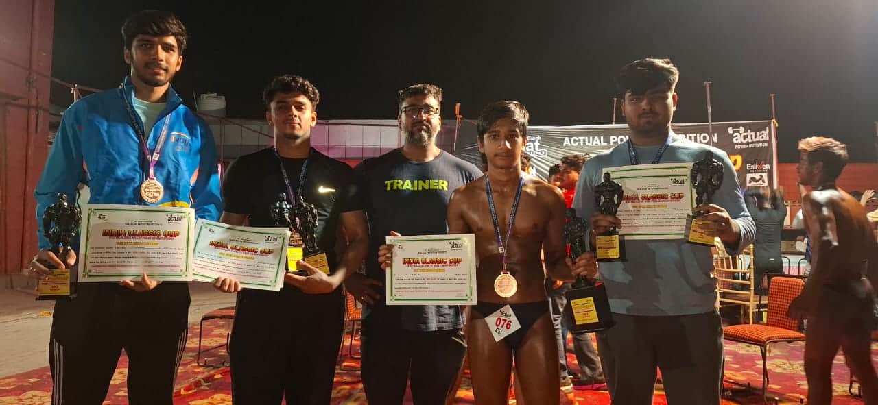 दौराला - बॉडी बिल्डिंग प्रतियोगिता में पदक जीतने वाले नमन अहलावत और अन्य खिलाड़ी। स्रोत : परिजन