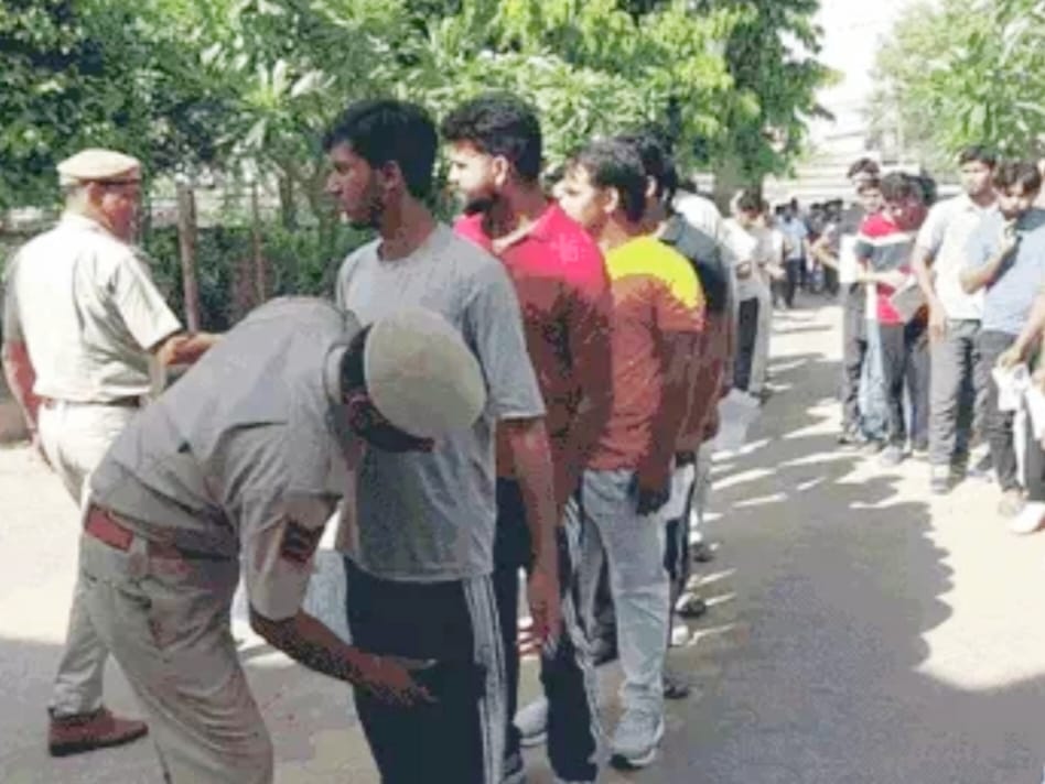 Dausa News: Strict Measures for SI Recruitment Exam; Entry Granted After Cutting Off Metal Buttons