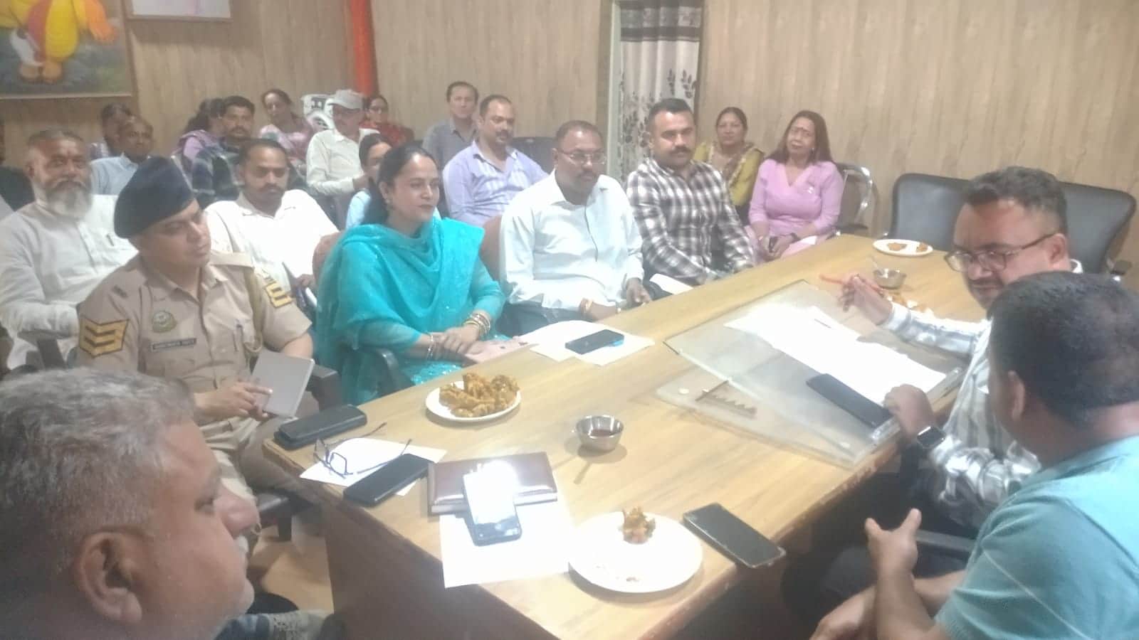 ददाहू में परशुराम जयंती  मेले के आयोजन को लेकर बैठक में उपस्थित अधिकारी व लोग। संवाद