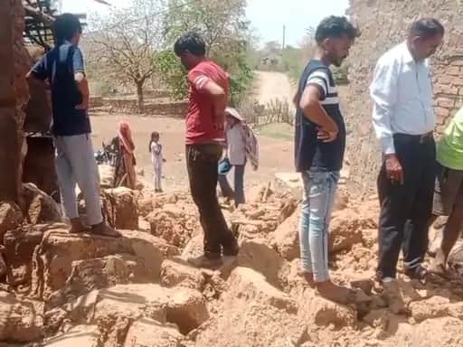 दीवार गिरने की जानकारी पर मौके पर बचाव को पहुंचे ग्रामीण