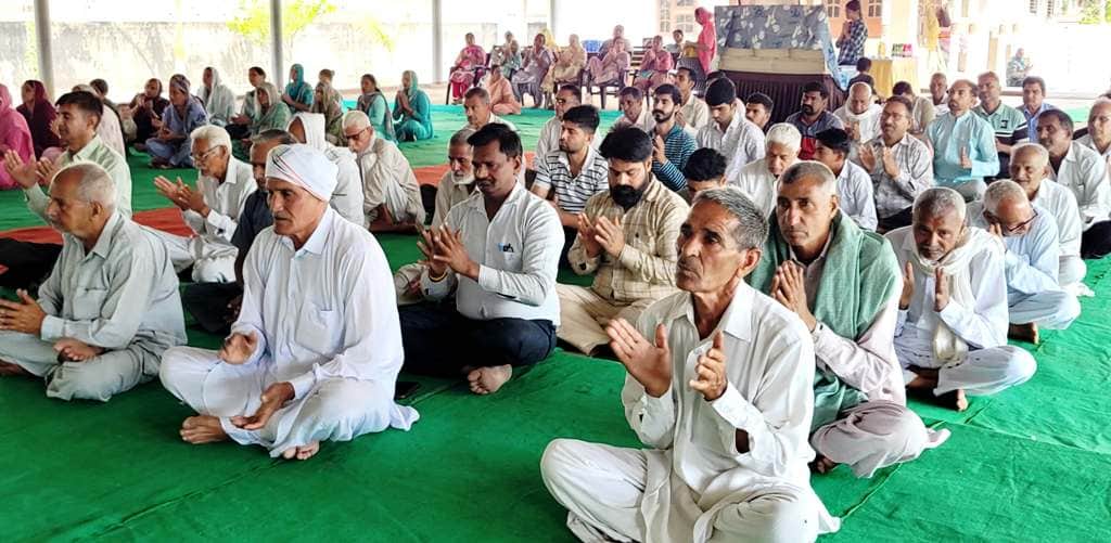 दिव्य ज्योति जागृति संस्थान आश्रम व्यासपुर में सत्संग के दौरान उपस्थित श्रद्धालु। संस्थान