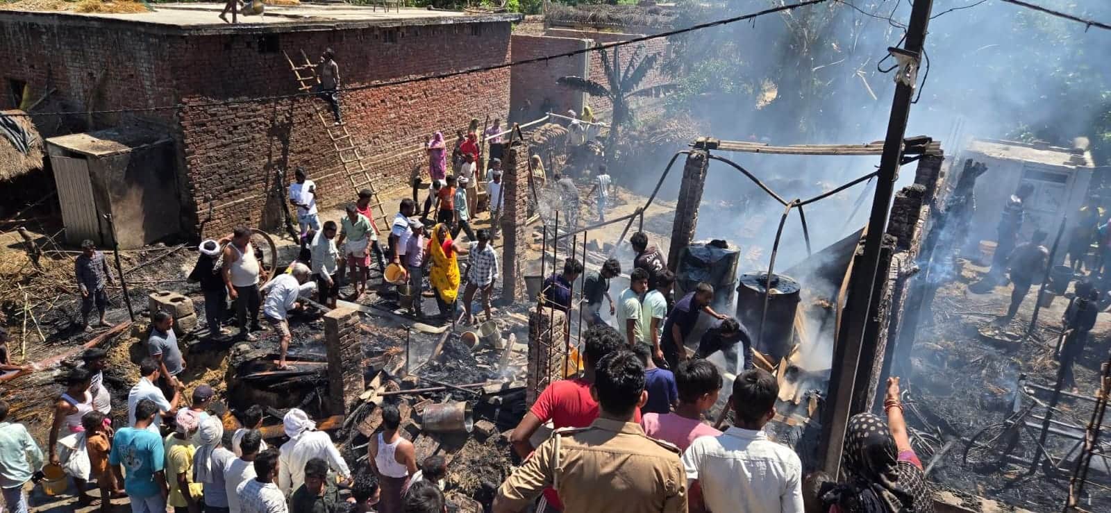 धानी क्षेत्र के ग्राम सभा चौका में घरों में  लगी आग को बुझाते ग्रामीण |